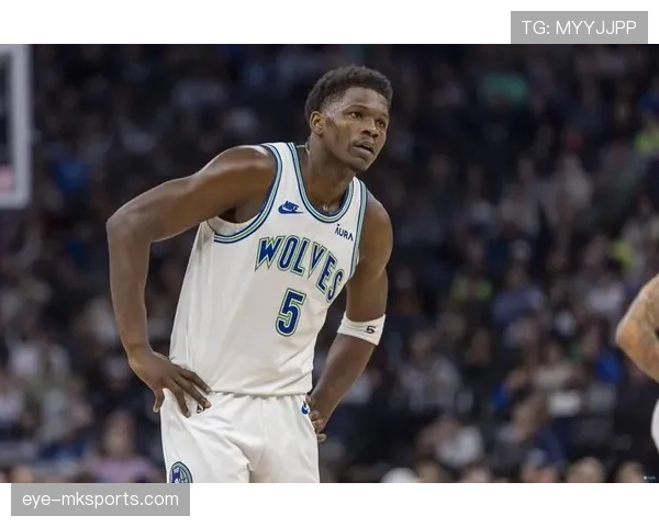 爱德华兹突破得分效率提升显著 打破拉塞尔关键时刻表现差异